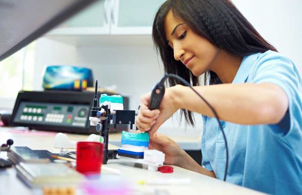 Zahntechnikerin bei der Arbeit